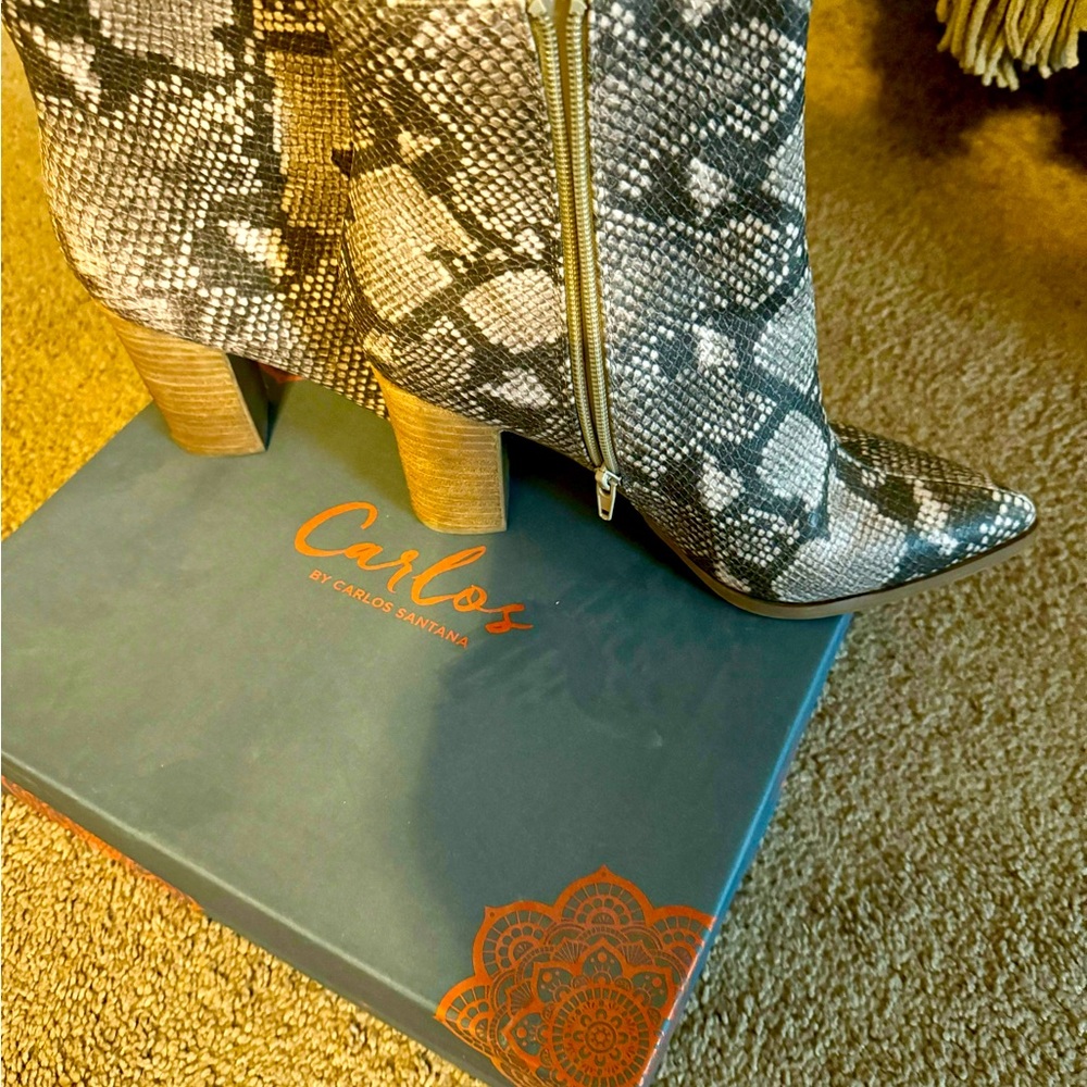 Carlos Santana. Snake skin Gray tone Booties. Size 10.